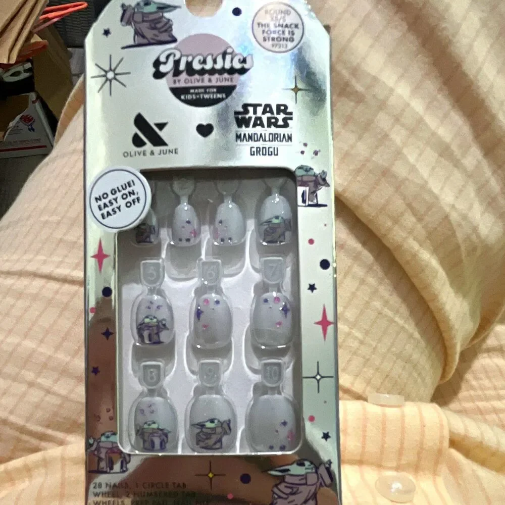 Olive & June Press-On Nails Star Wars Mandalorian Grogu Short Round Shiny 97213